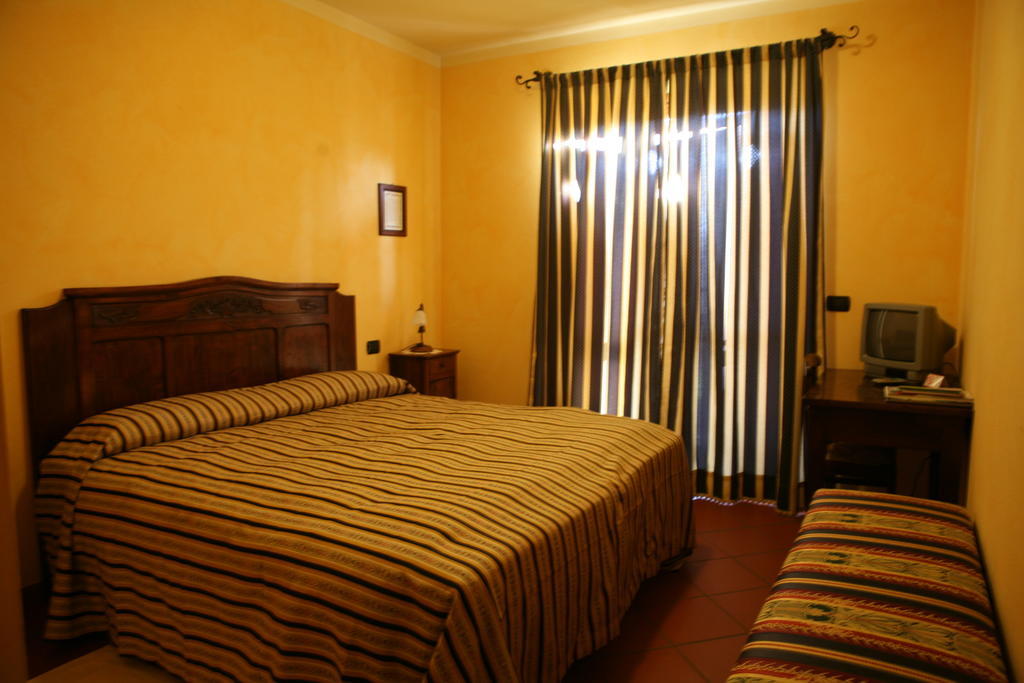 Agriturismo La Virginia Villa Revello Luaran gambar